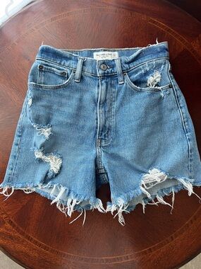 Abercrombie & Fitch The 4” Mom Short Curve Love High Rise Distressed, 24 / 00
